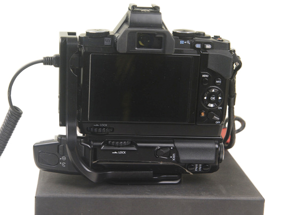 オリンパス OM-D E-M5 + HLD-6